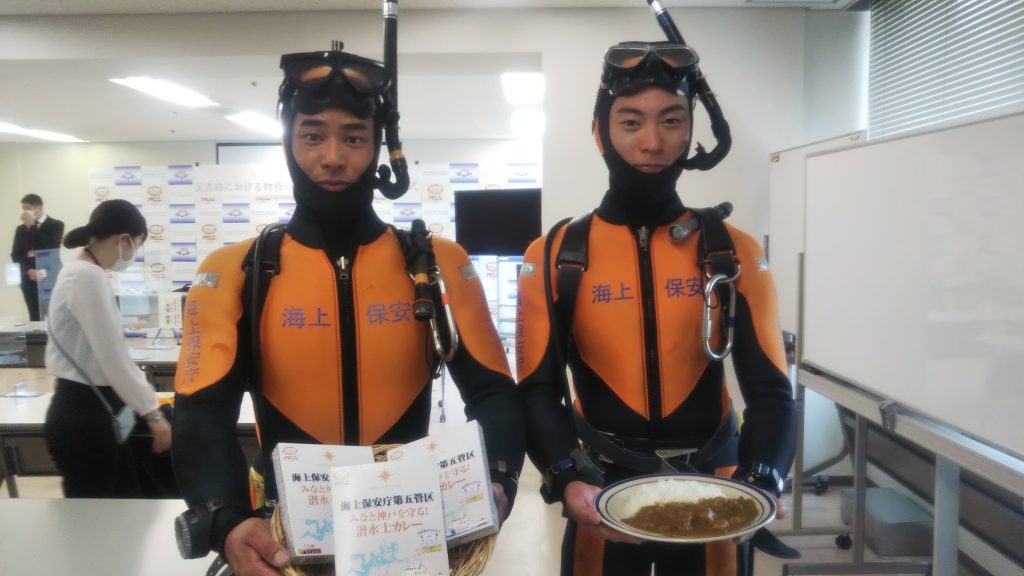 神戸海上保安部所属の潜水士　赤松 翼さん26歳・入庁7年目（左）と金子直樹さん27歳・入庁7年目（右）